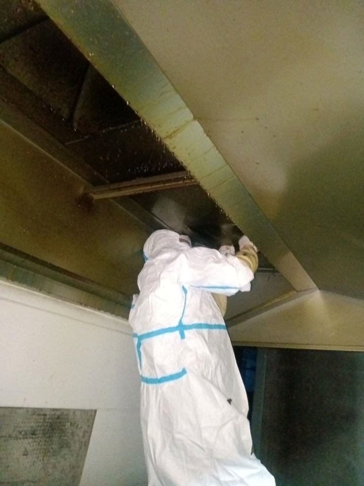 专业解读：养老院食堂大型油烟机清洗安全隐患排查 - 清洗前 - 郑州天得一国家一级资质团队作业实拍