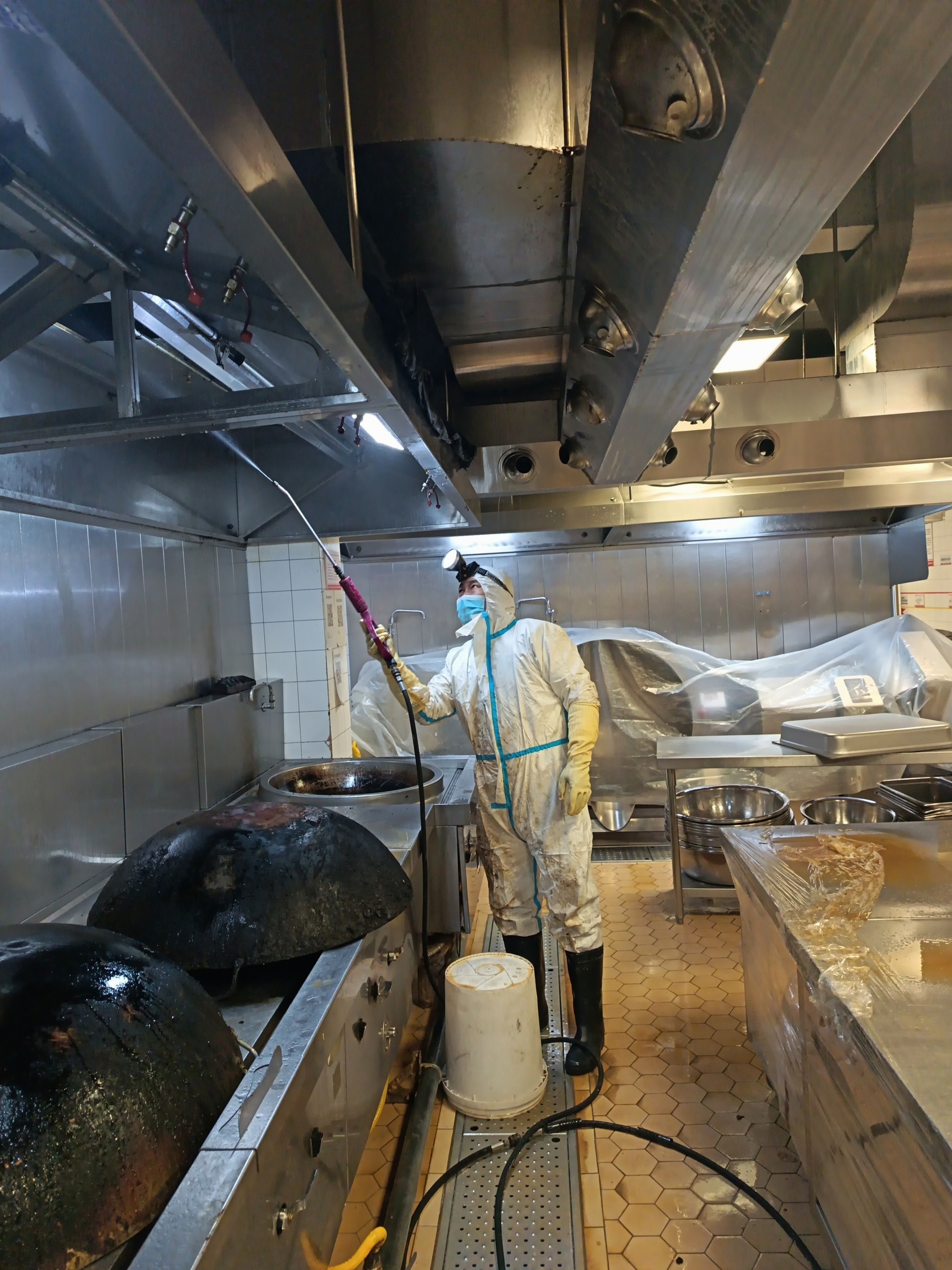 洛阳中餐厅排烟系统清洗电话 - 清洗前 - 郑州天得一国家一级资质团队作业实拍
