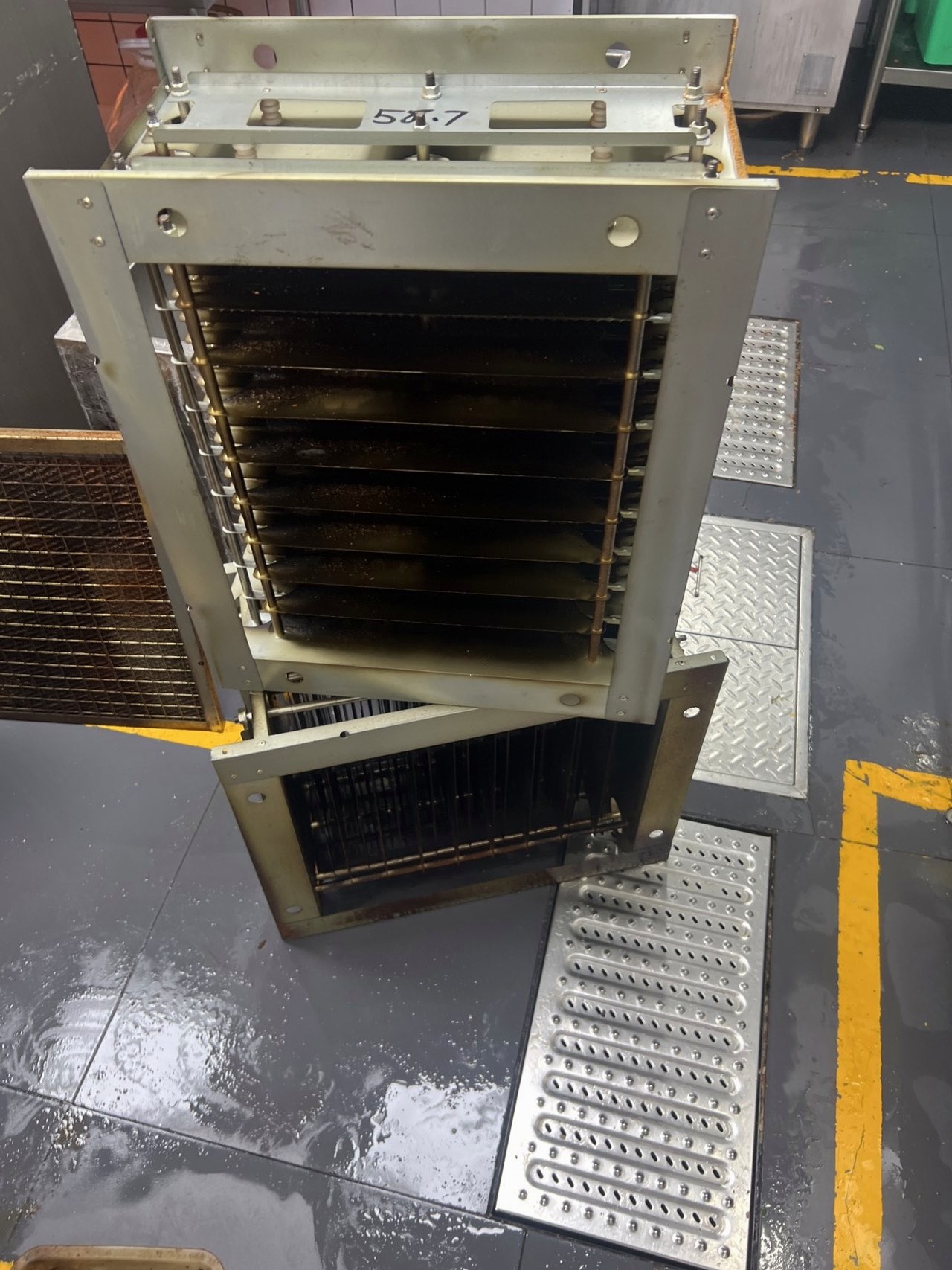 平顶山中学食堂集烟罩清洗公司推荐 - 清洗前 - 郑州天得一国家一级资质团队作业实拍