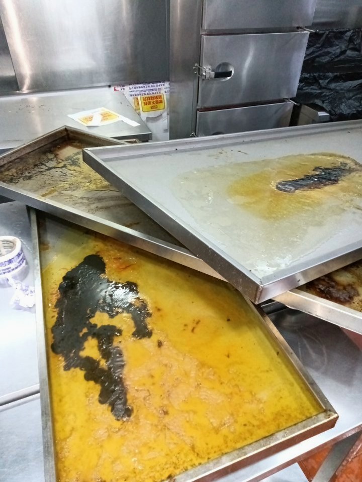 安阳养老院食堂商用厨房清洗公司推荐 - 清洗前 - 郑州天得一国家一级资质团队作业实拍