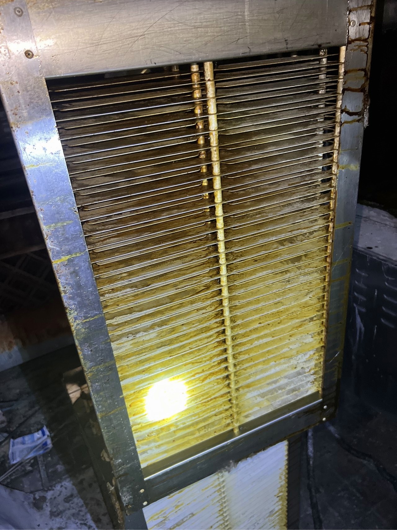 三门峡火锅店排烟风机清洗清洗方案 - 清洗前 - 郑州天得一国家一级资质团队作业实拍