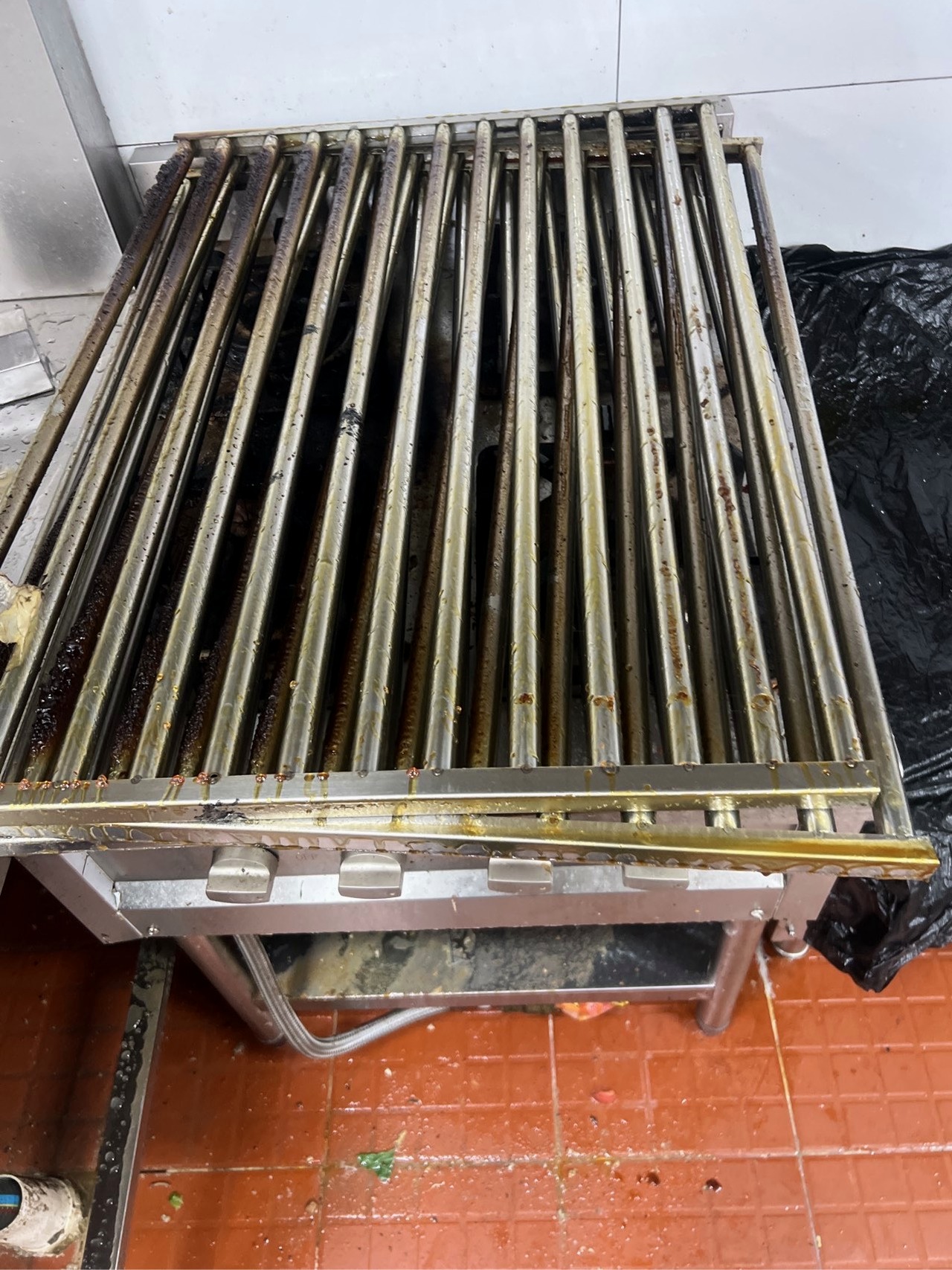 洛阳自助餐厅集烟罩清洗怎么收费 - 清洗前 - 郑州天得一国家一级资质团队作业实拍