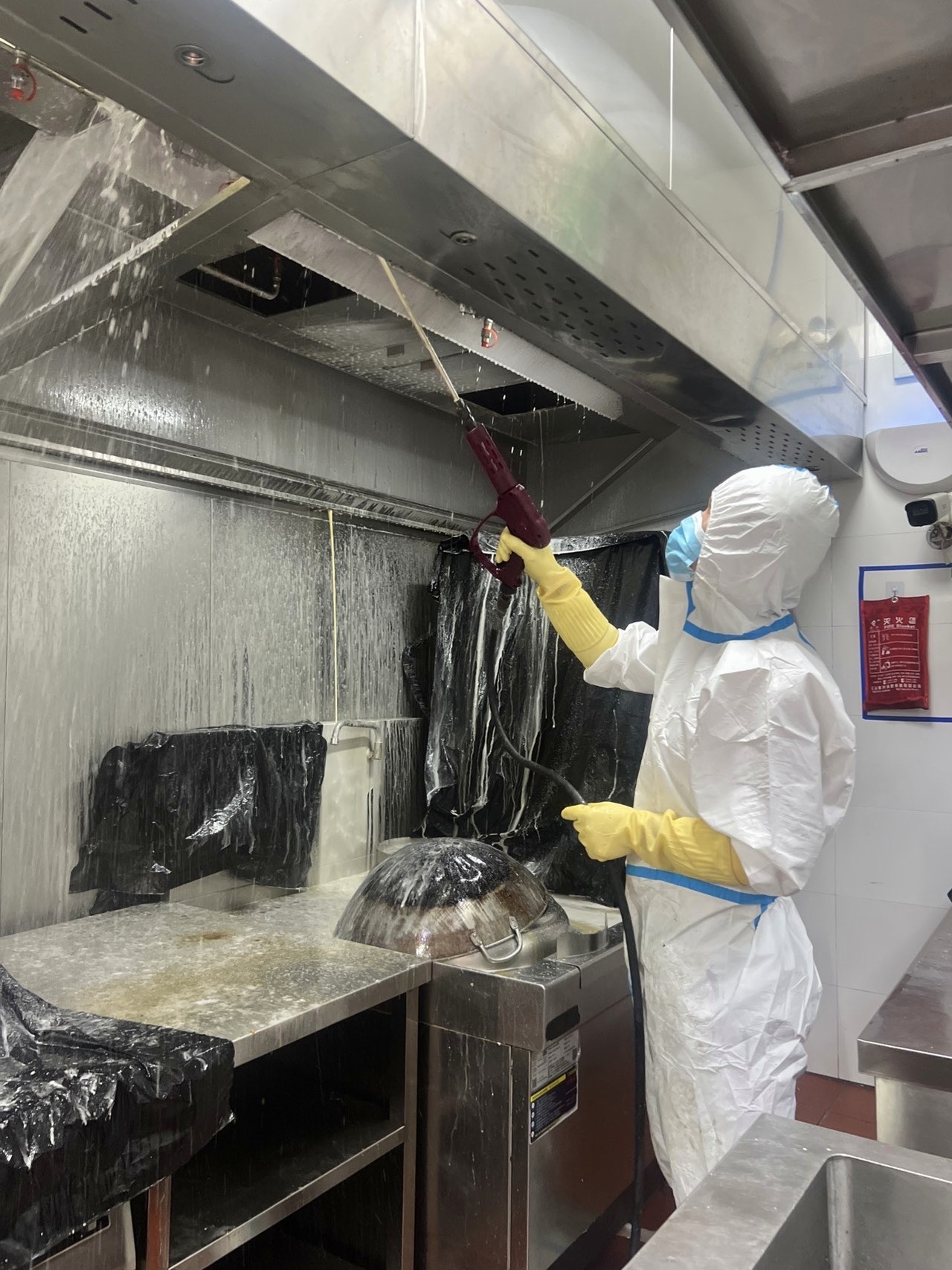 郑州学校食堂排烟风机清洗怎么收费 - 清洗前 - 郑州天得一国家一级资质团队作业实拍