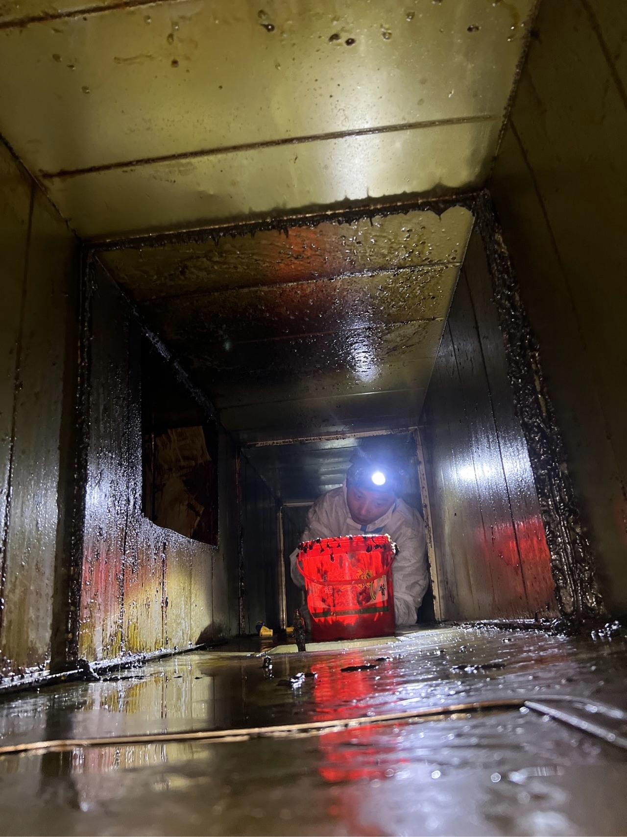 商丘自助餐厅排烟系统清洗清洗流程 - 清洗前 - 郑州天得一国家一级资质团队作业实拍