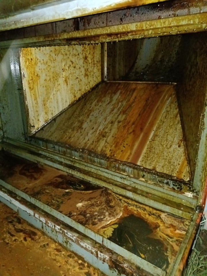 南阳工厂食堂商用油烟机清洗哪家好 - 清洗前 - 郑州天得一国家一级资质团队作业实拍