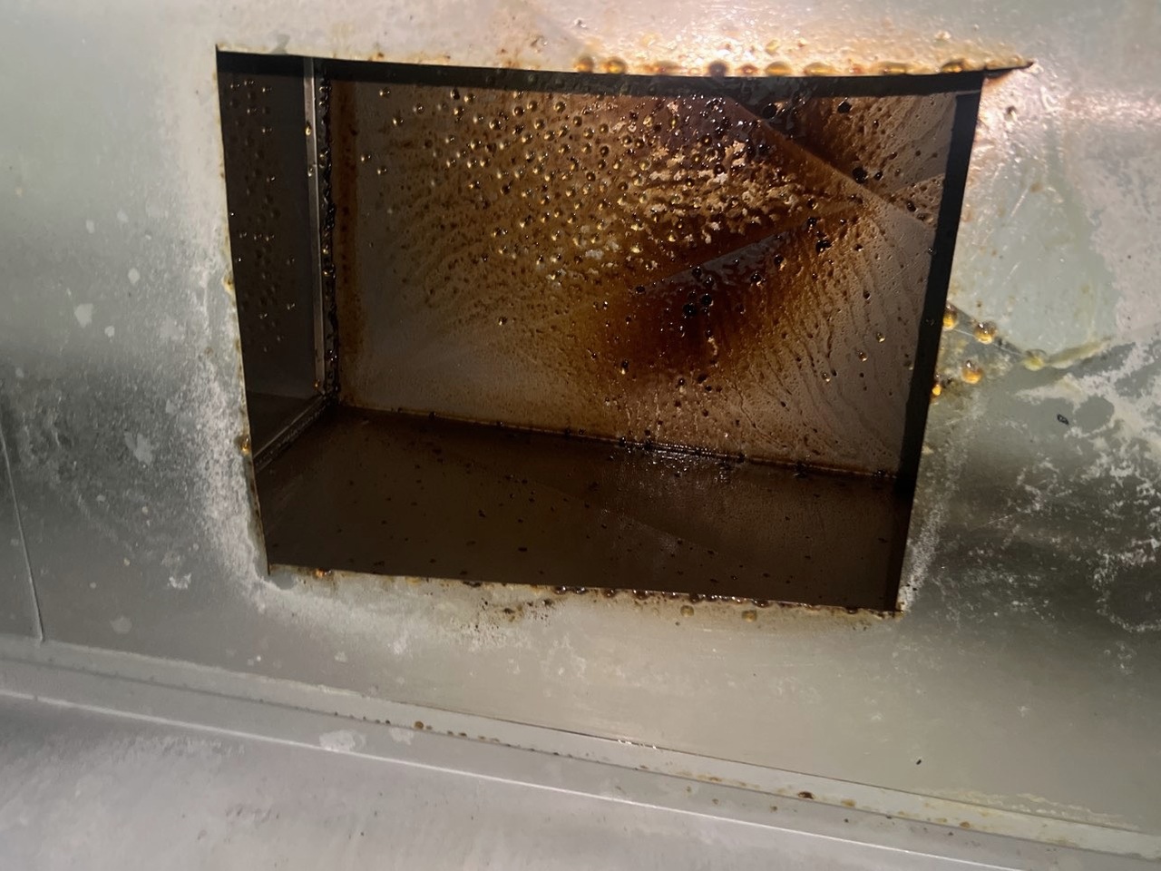 许昌养老院食堂油烟净化设备清洗收费标准 - 清洗前 - 郑州天得一国家一级资质团队作业实拍