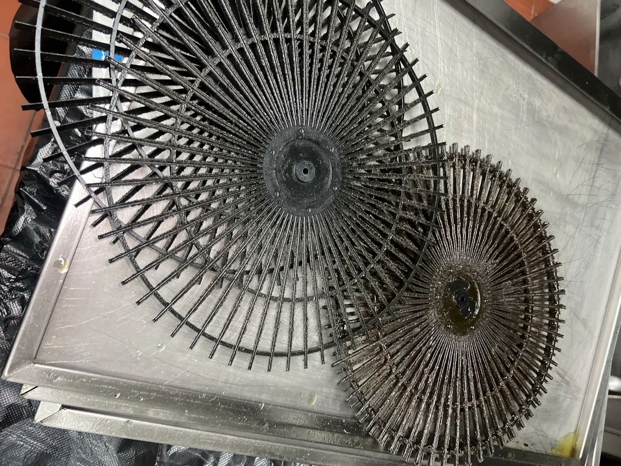 平顶山学校食堂油烟净化器清洗多少钱 - 清洗前 - 郑州天得一国家一级资质团队作业实拍