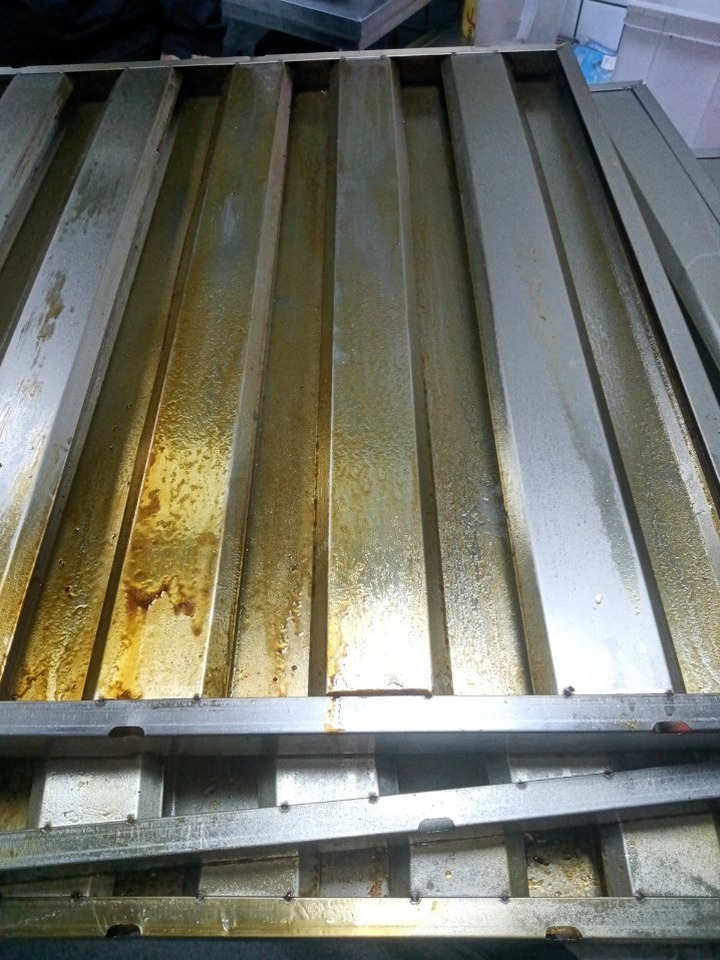 郑州幼儿园食堂集烟罩清洗电话 - 清洗前 - 郑州天得一国家一级资质团队作业实拍