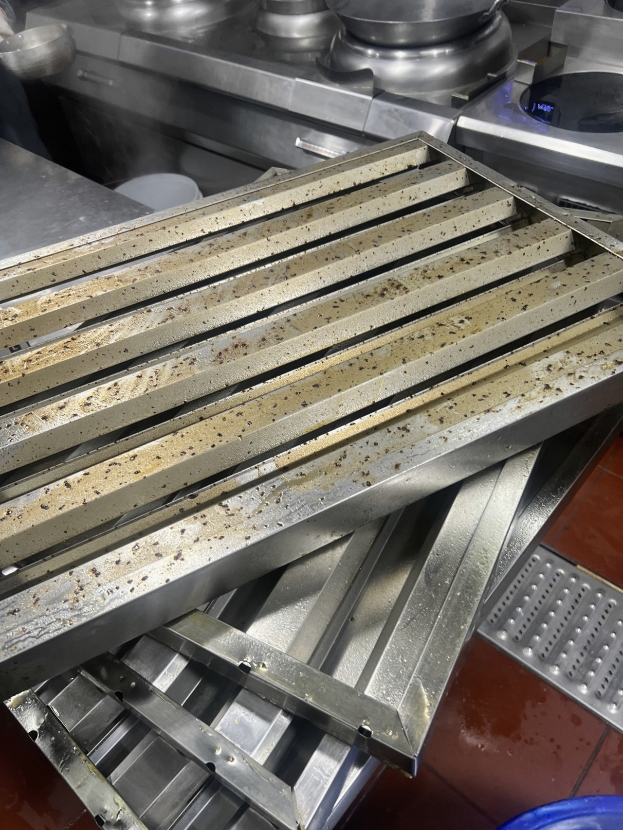 专业解读：企业食堂商用厨房清洗的重要性 - 清洗前 - 郑州天得一国家一级资质团队作业实拍