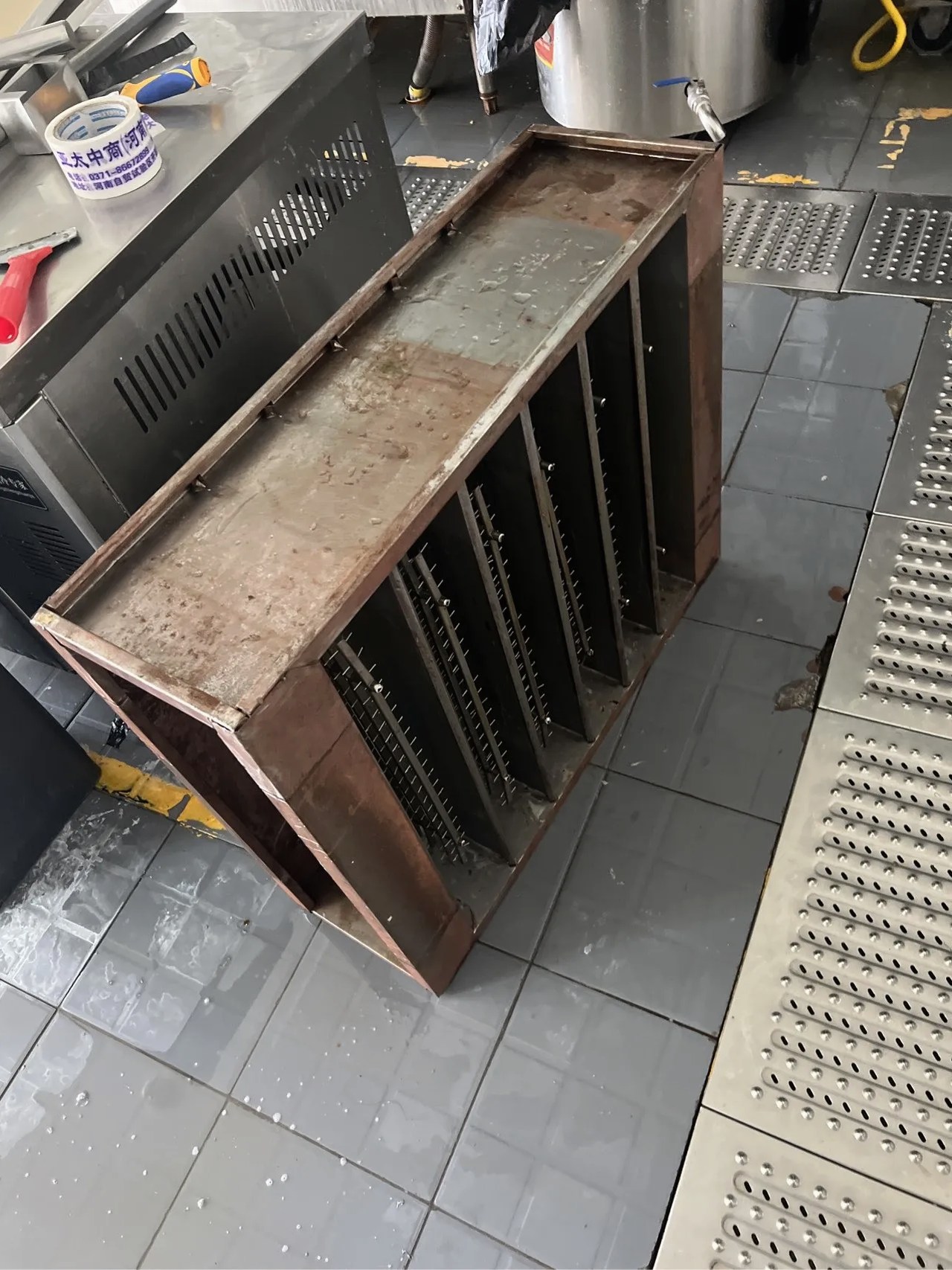 新乡烧烤店油烟管道清洗哪家好 - 清洗前 - 郑州天得一国家一级资质团队作业实拍