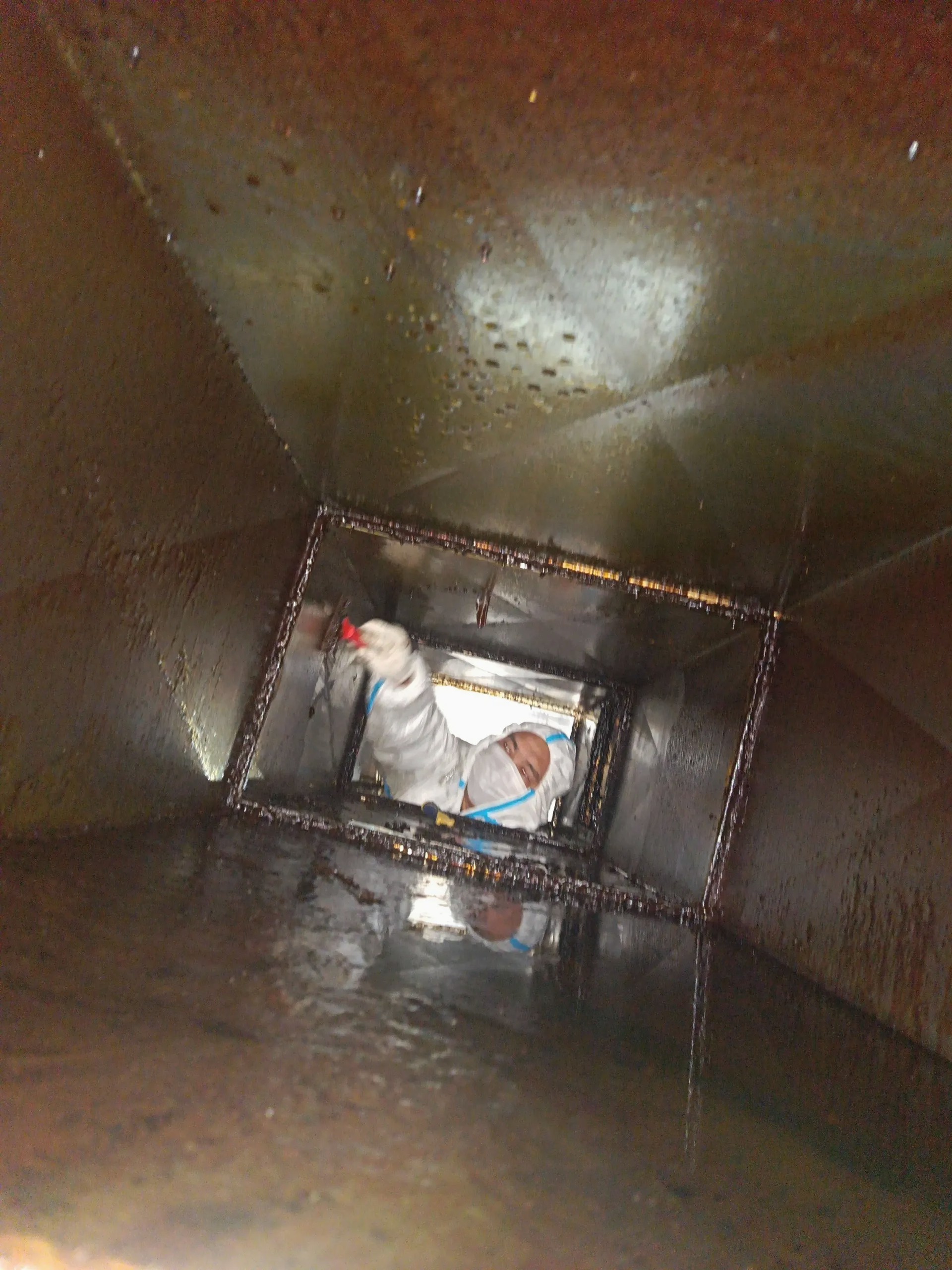 专业解读：部队食堂排烟管道清洗的重要性 - 清洗前 - 郑州天得一国家一级资质团队作业实拍