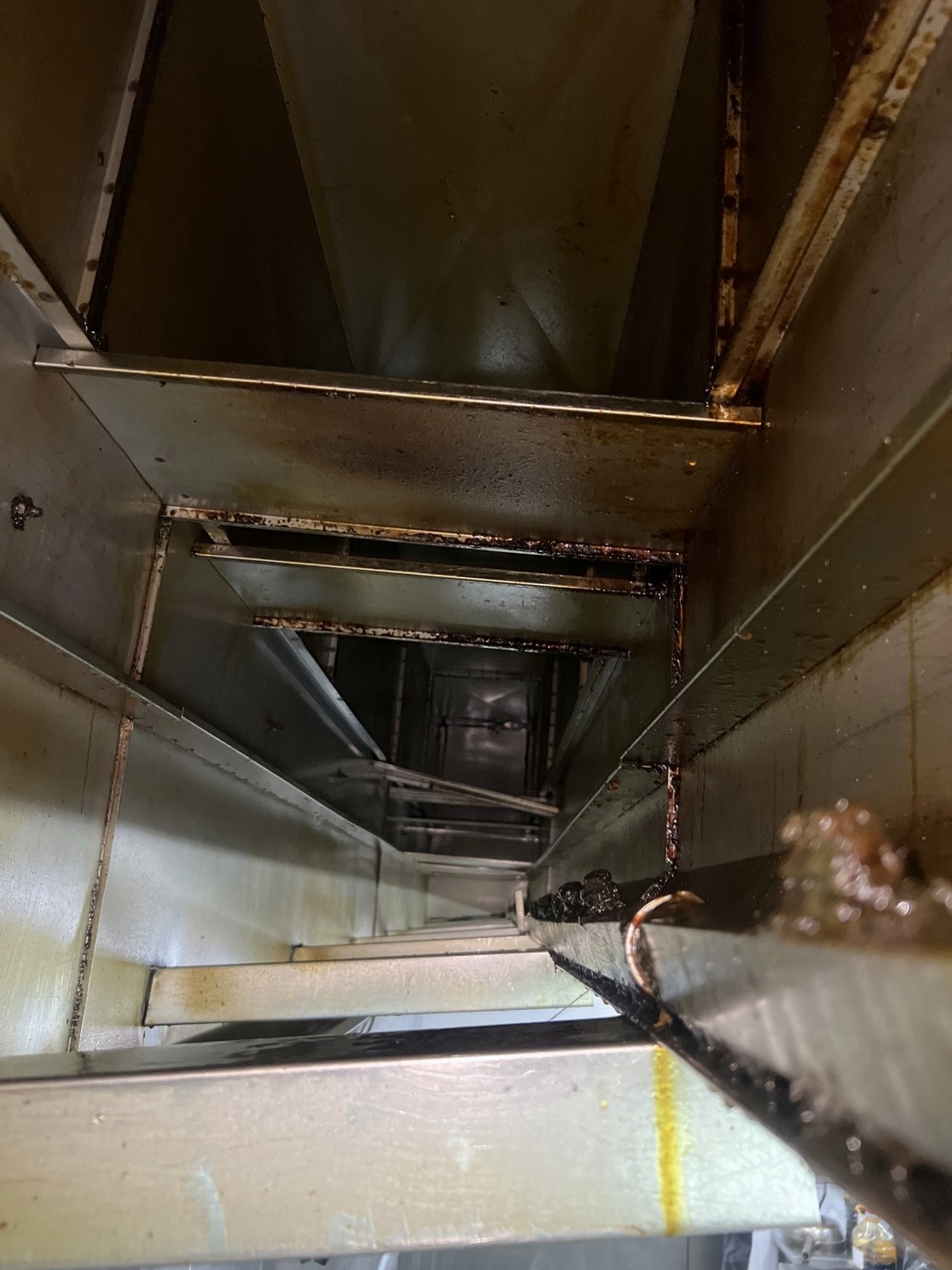 安阳中央厨房厨房设备清洗清洗流程 - 清洗前 - 郑州天得一国家一级资质团队作业实拍