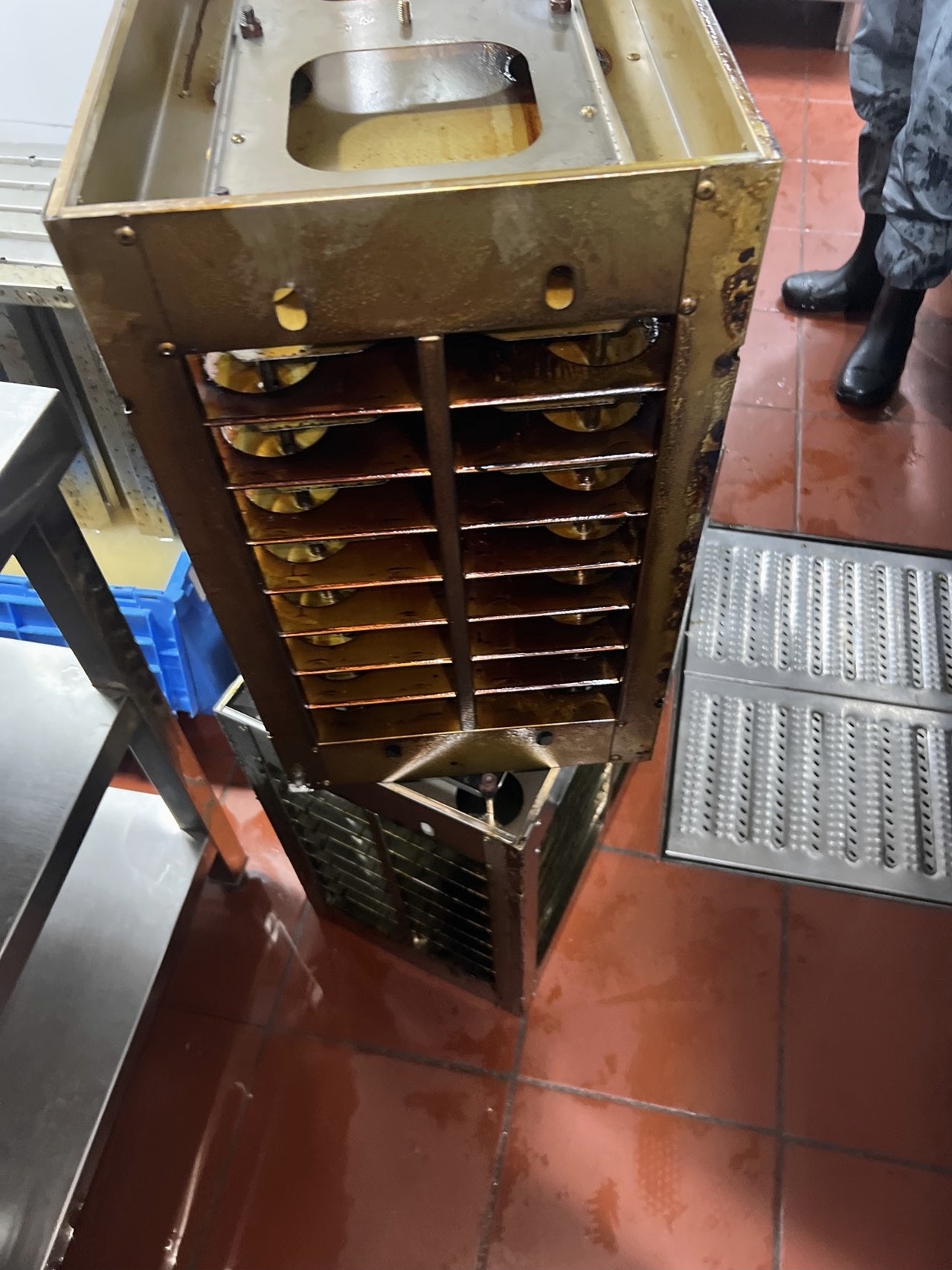 周口单位食堂排烟风机清洗电话 - 清洗前 - 郑州天得一国家一级资质团队作业实拍