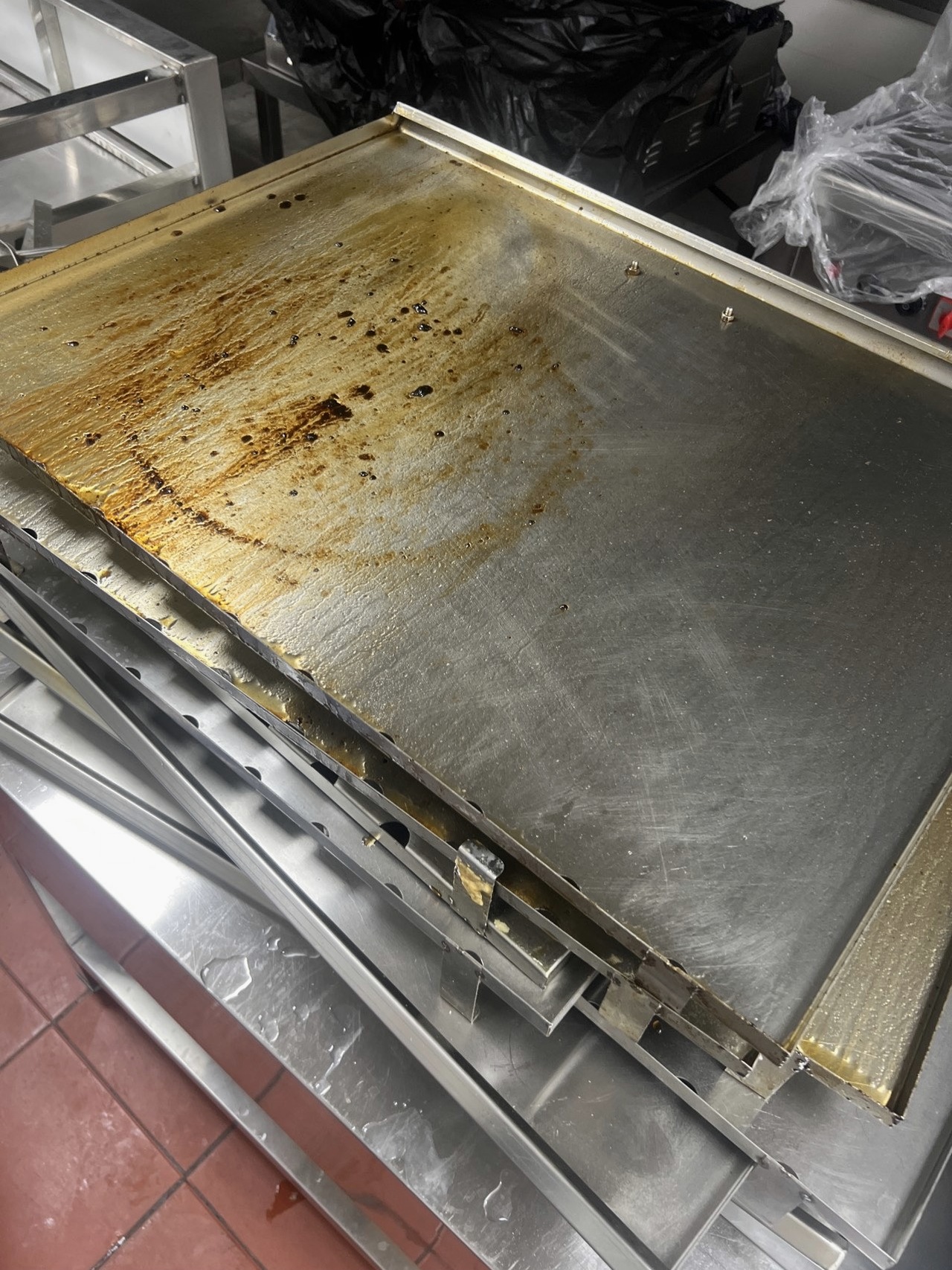 专业解读：中学食堂集烟罩清洗火灾预防 - 清洗前 - 郑州天得一国家一级资质团队作业实拍