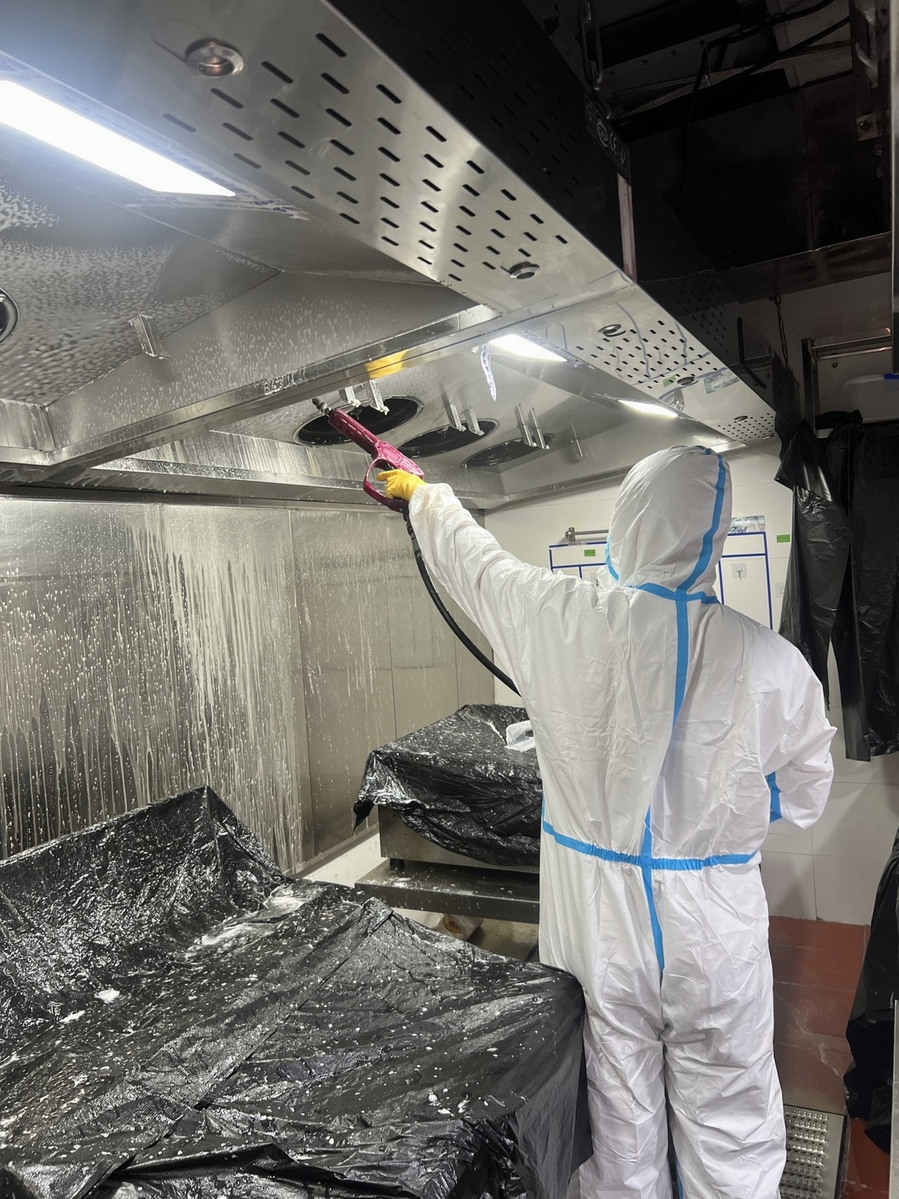 开封购物中心运水烟罩清洗多少钱 - 清洗前 - 郑州天得一国家一级资质团队作业实拍