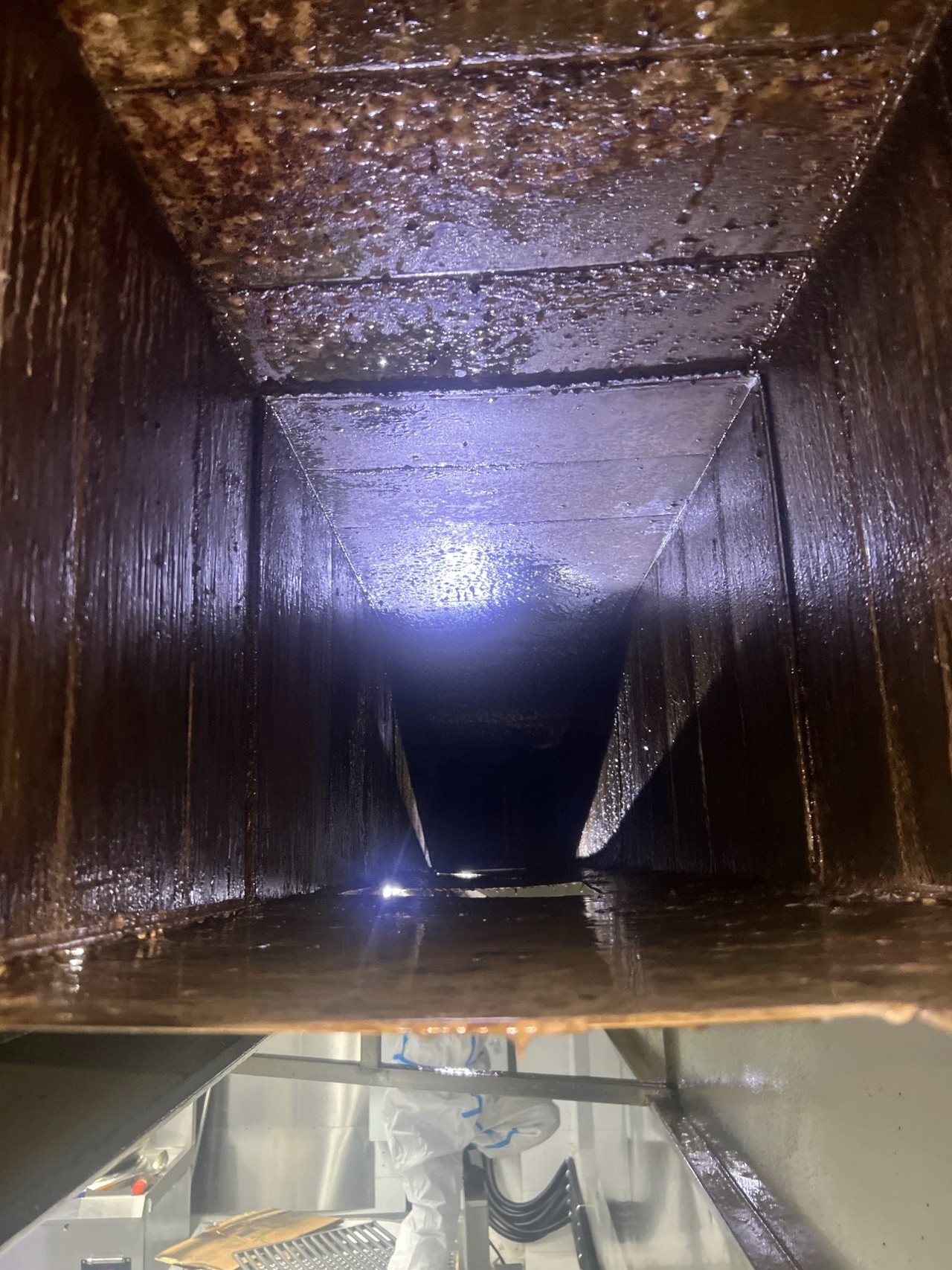 洛阳机关食堂油烟机清洗电话 - 清洗前 - 郑州天得一国家一级资质团队作业实拍