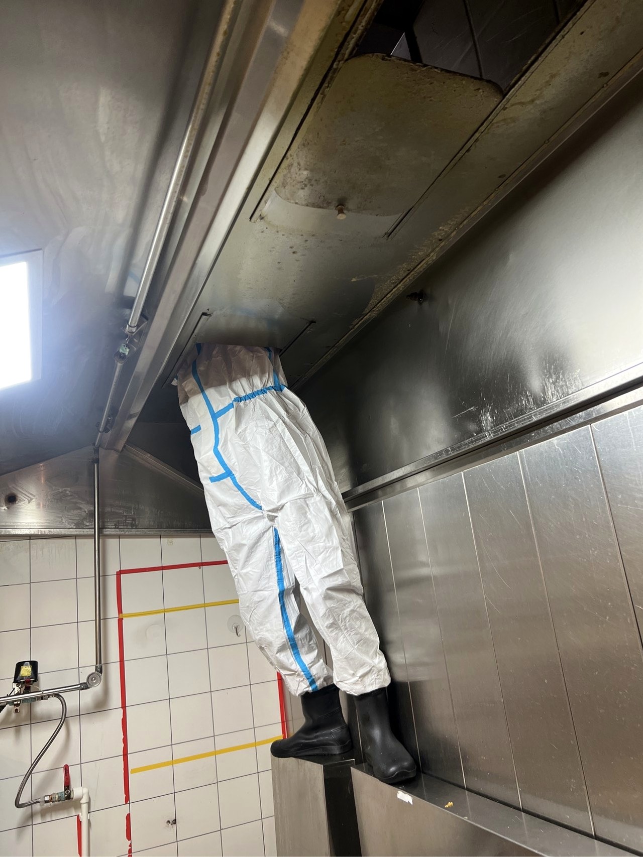 平顶山快餐店商用油烟机清洗哪家好 - 清洗前 - 郑州天得一国家一级资质团队作业实拍