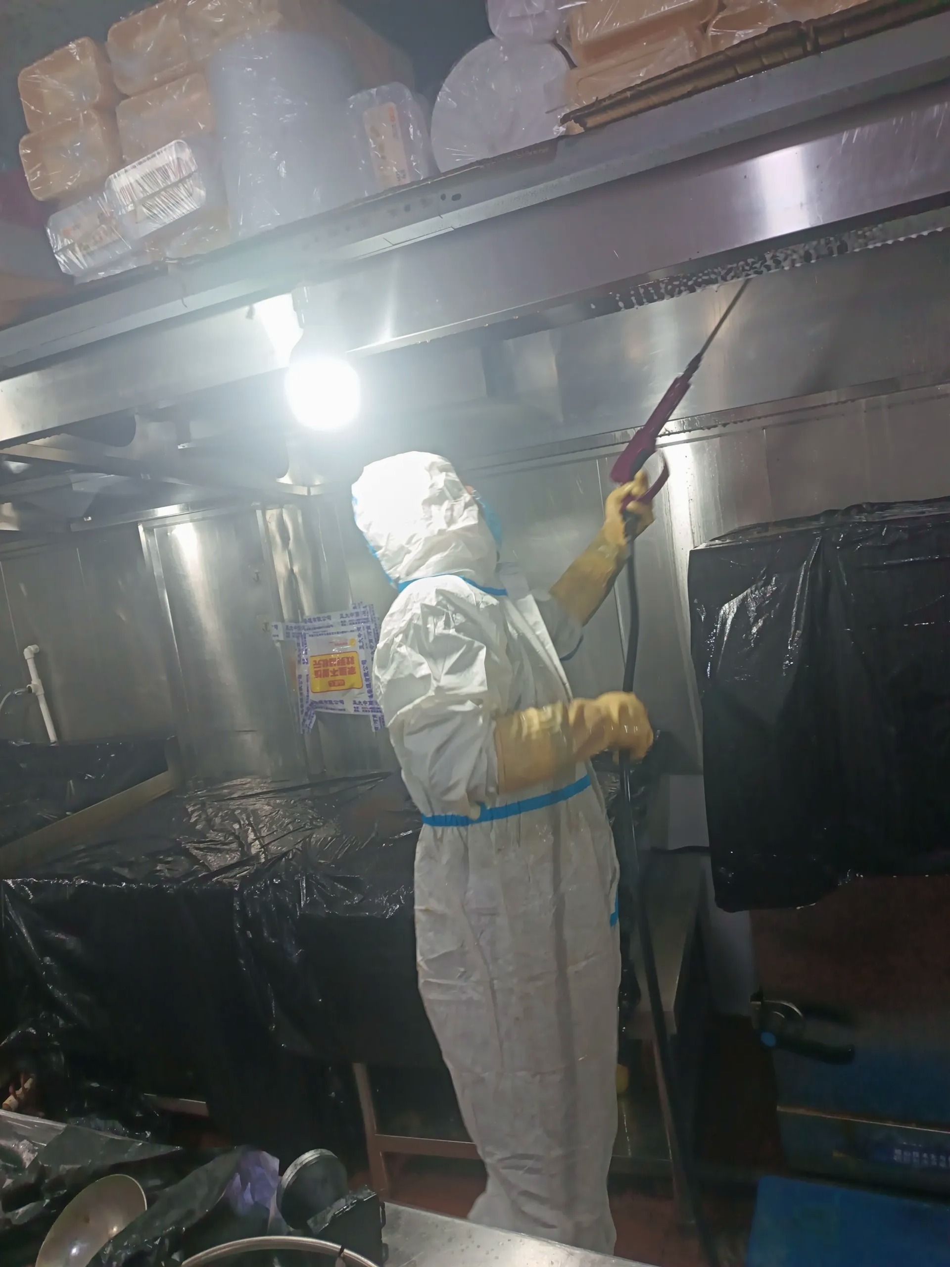 开封饭店油烟净化设备清洗清洗方案 - 清洗前 - 郑州天得一国家一级资质团队作业实拍