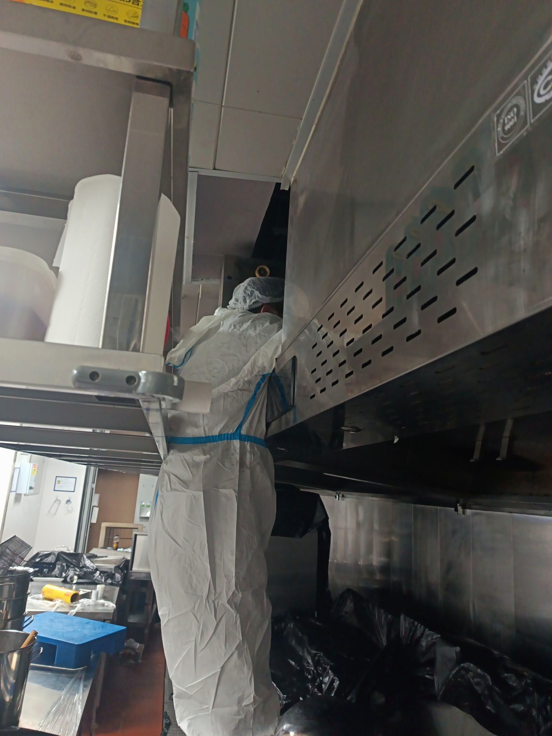 郑州饭店商用油烟机清洗哪家好 - 清洗前 - 郑州天得一国家一级资质团队作业实拍