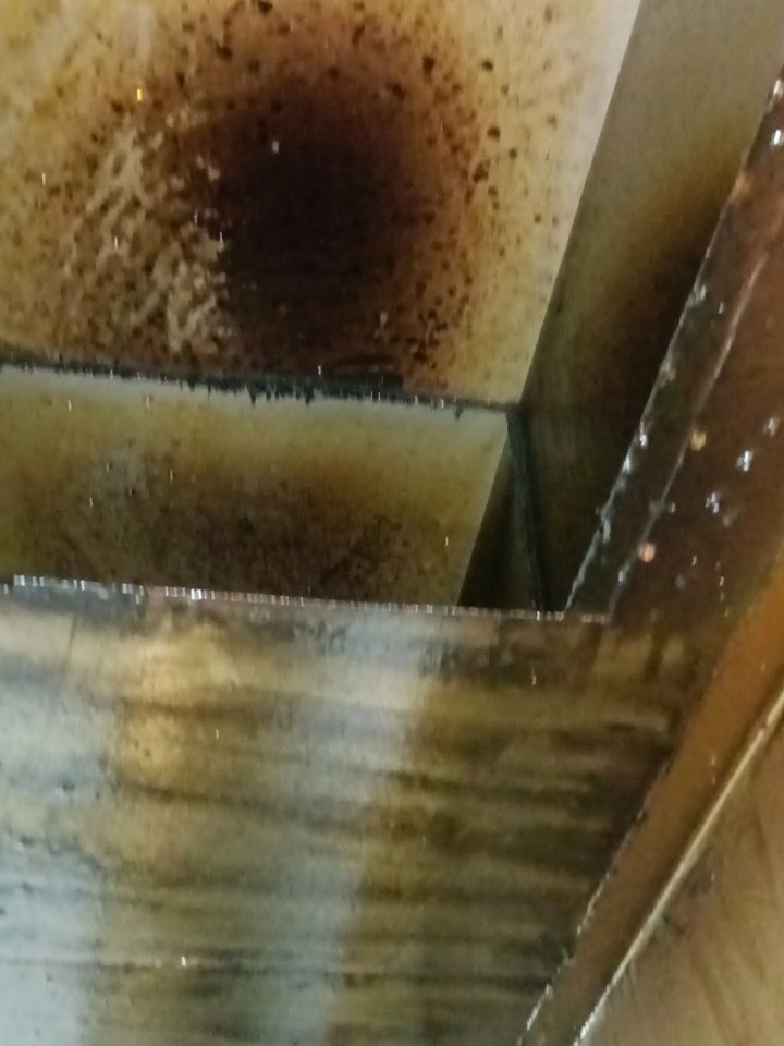 专业解读：配餐中心大型油烟机清洗安全隐患排查 - 清洗前 - 郑州天得一国家一级资质团队作业实拍