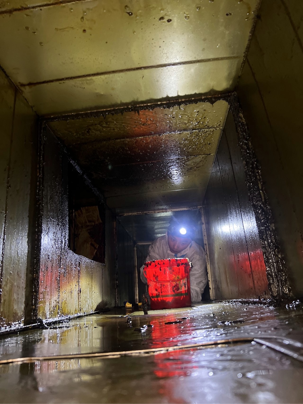 信阳购物中心油烟净化器清洗哪家好 - 清洗前 - 郑州天得一国家一级资质团队作业实拍