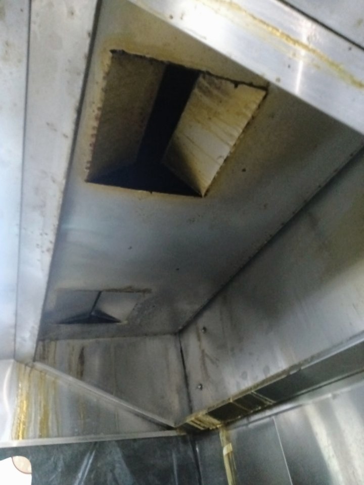 南阳自助餐厅大型油烟机清洗清洗流程 - 清洗前 - 郑州天得一国家一级资质团队作业实拍