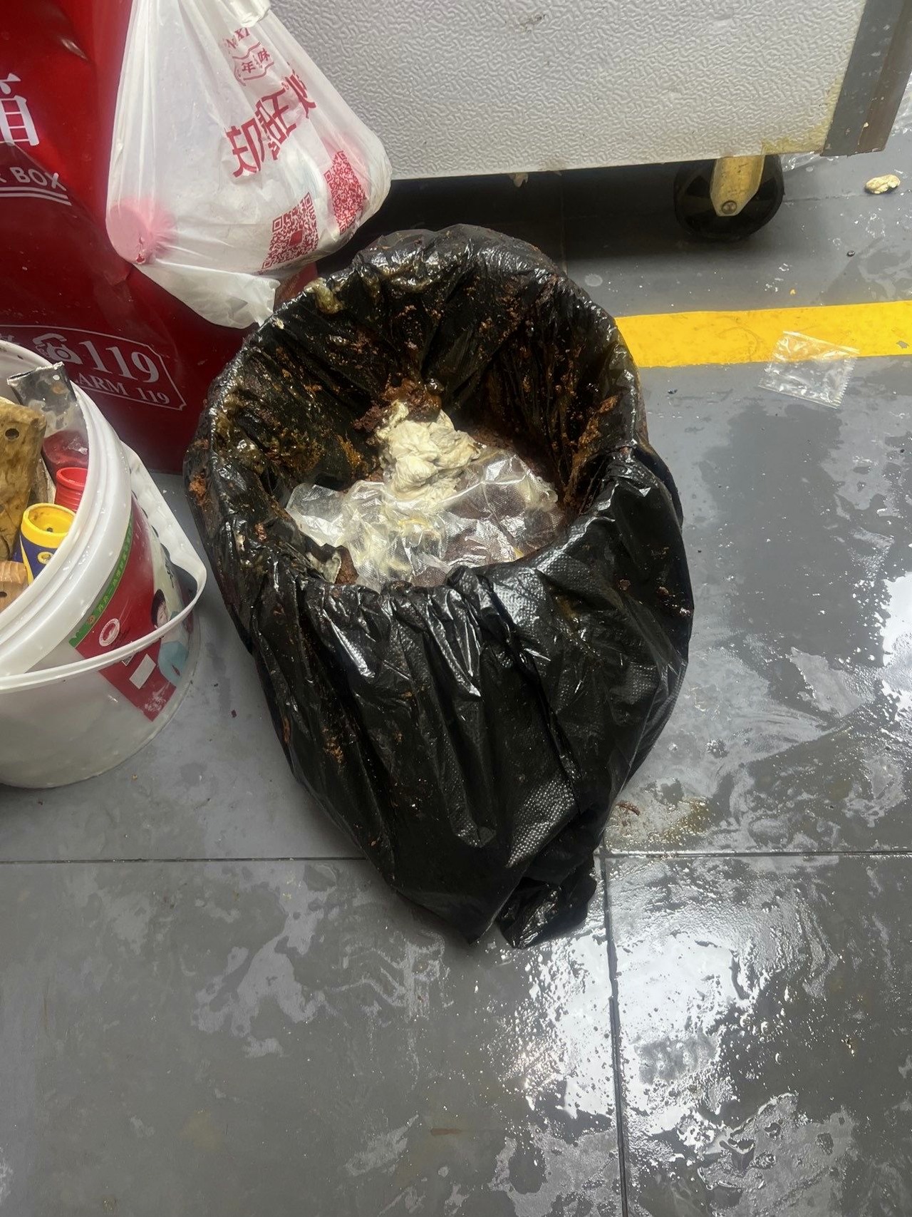 新乡医院食堂排烟风机清洗怎么收费 - 清洗前 - 郑州天得一国家一级资质团队作业实拍