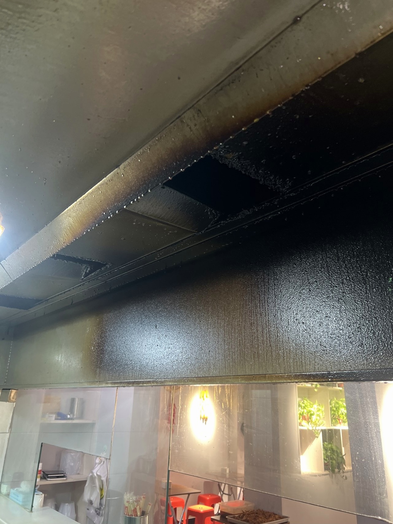 商丘大学食堂排烟风机清洗清洗方案 - 清洗前 - 郑州天得一国家一级资质团队作业实拍