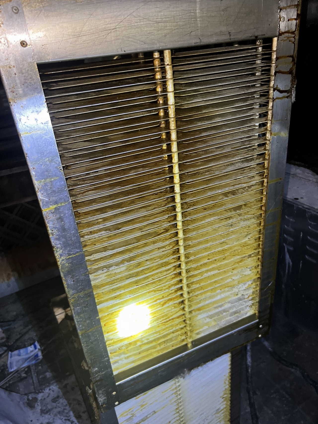 南阳快餐店运水烟罩清洗收费标准 - 清洗前 - 郑州天得一国家一级资质团队作业实拍