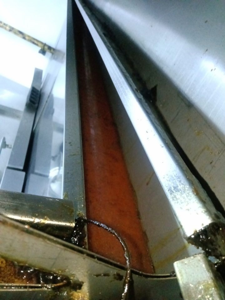 南阳医院食堂油烟净化设备清洗多少钱 - 清洗前 - 郑州天得一国家一级资质团队作业实拍