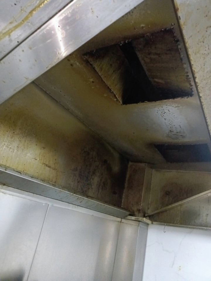 驻马店养老院食堂排烟系统清洗怎么收费 - 清洗前 - 郑州天得一国家一级资质团队作业实拍