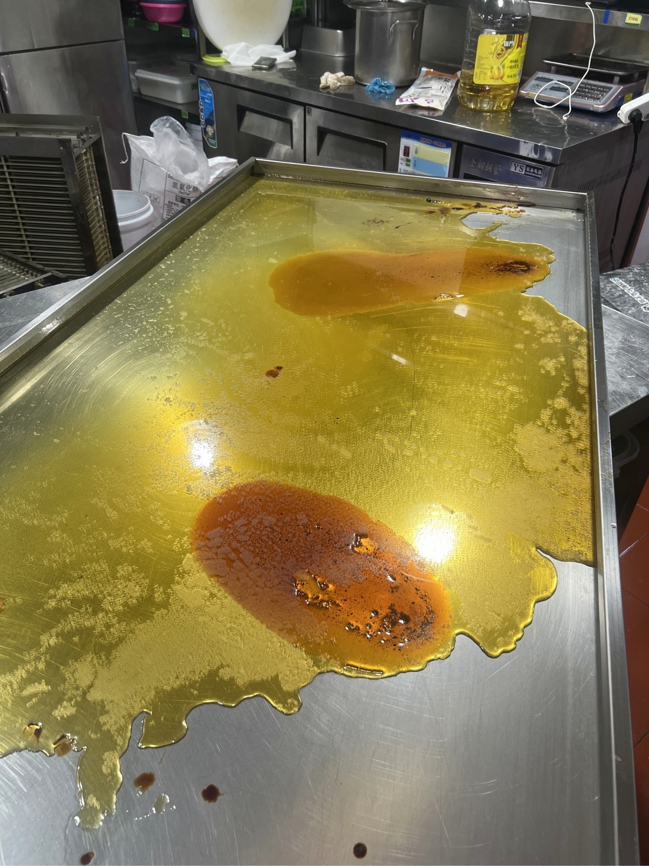 商丘医院食堂商用油烟机清洗电话 - 清洗前 - 郑州天得一国家一级资质团队作业实拍