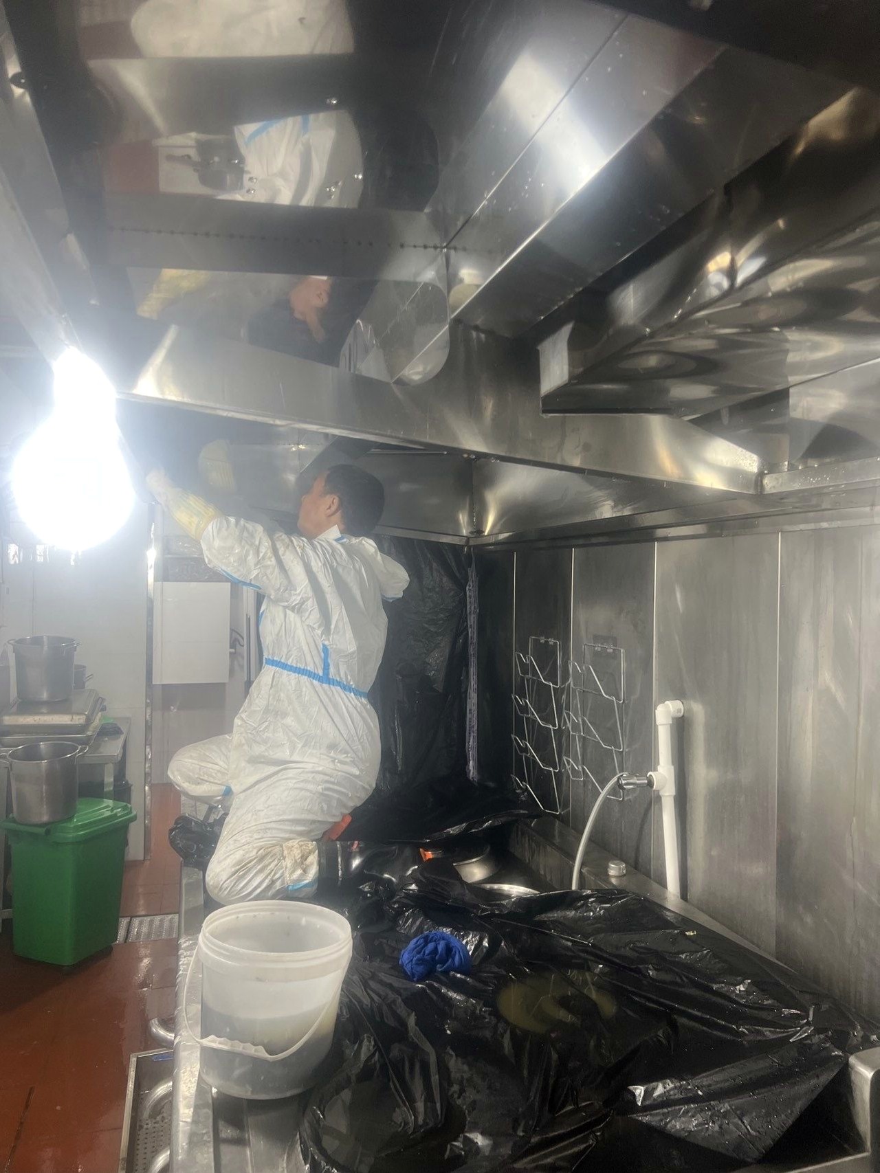 驻马店幼儿园食堂离心风机清洗公司推荐 - 清洗前 - 郑州天得一国家一级资质团队作业实拍