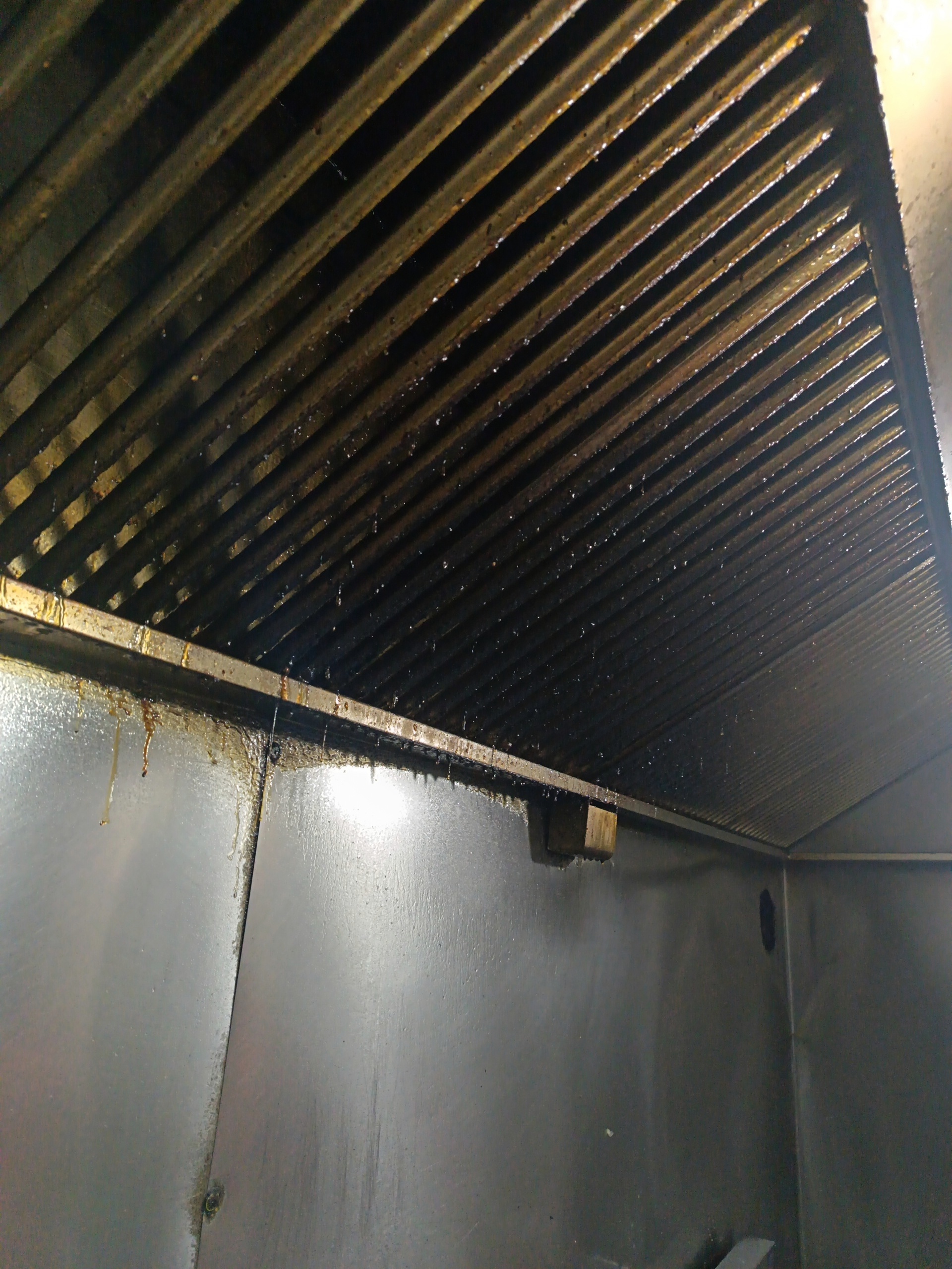 洛阳学校食堂运水烟罩清洗清洗方案 - 清洗前 - 郑州天得一国家一级资质团队作业实拍