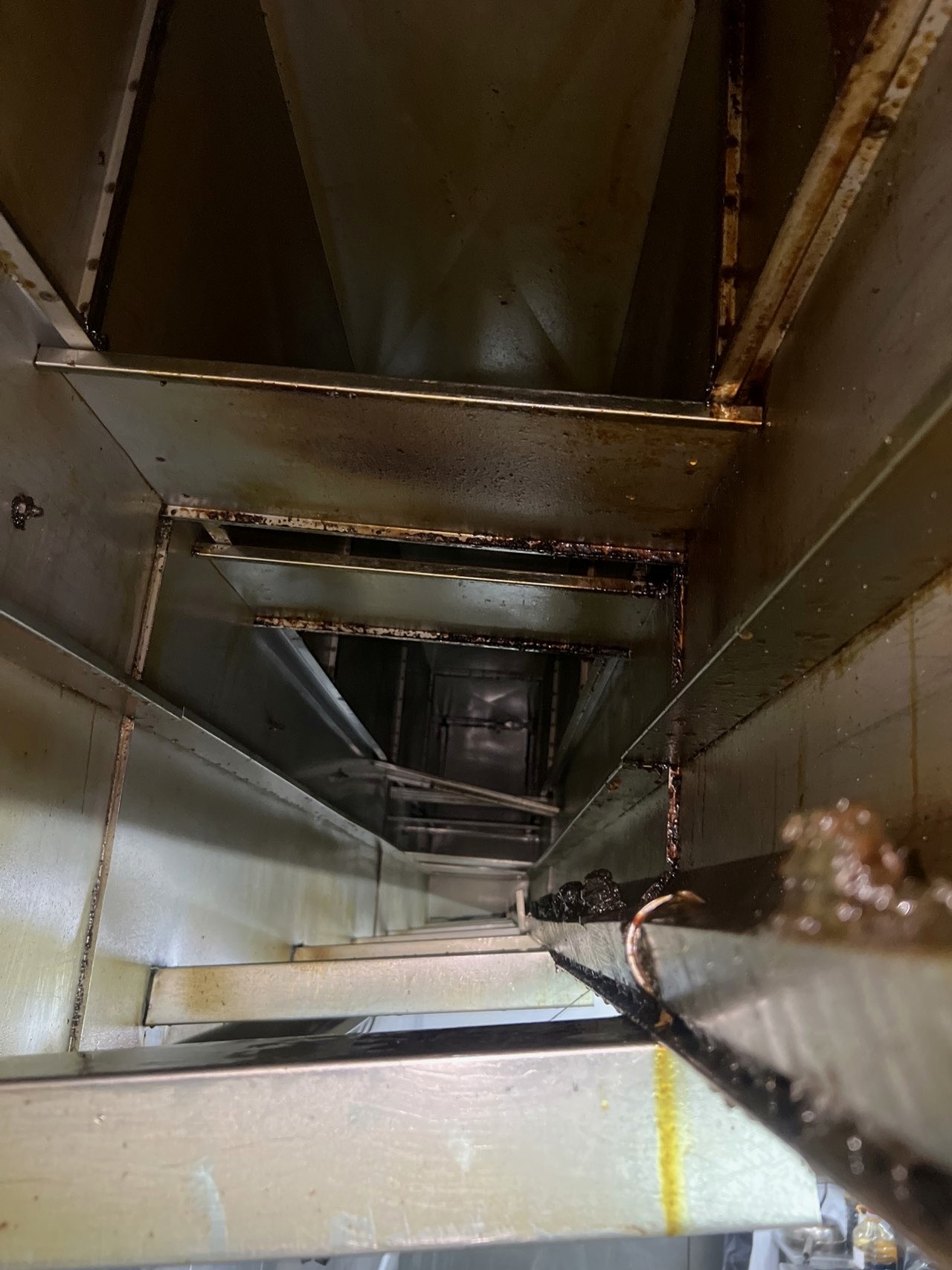 漯河医院食堂油烟净化器清洗怎么收费 - 清洗前 - 郑州天得一国家一级资质团队作业实拍