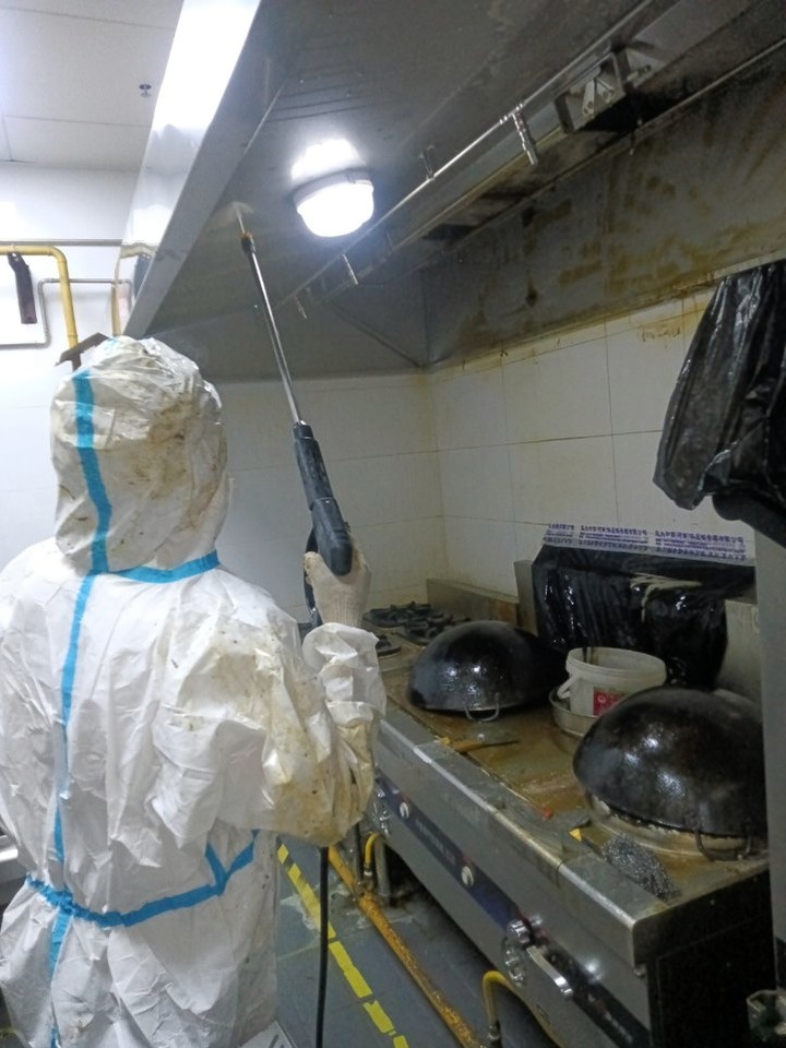 安阳美食城排烟风机清洗哪家好 - 清洗前 - 郑州天得一国家一级资质团队作业实拍