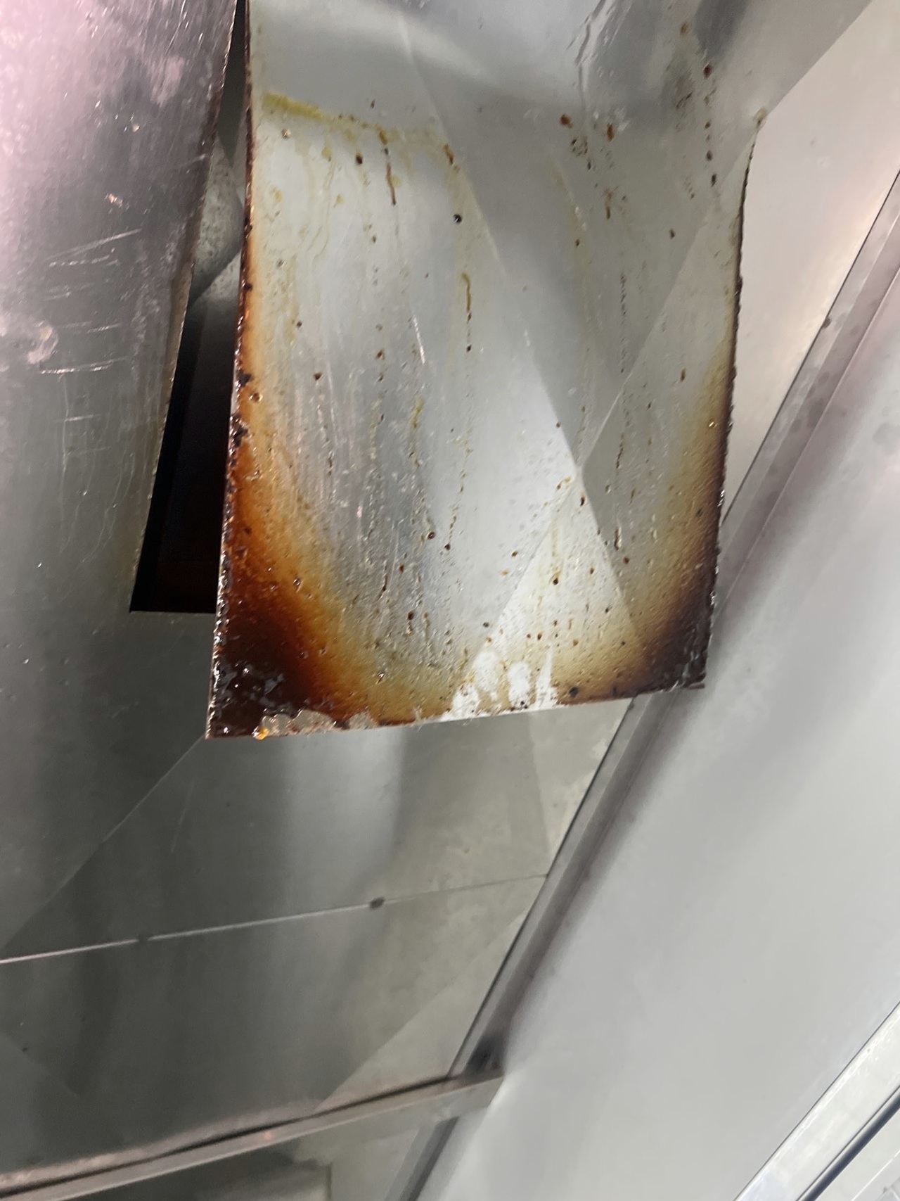 专业解读：连锁餐饮离心风机清洗的重要性 - 清洗前 - 郑州天得一国家一级资质团队作业实拍