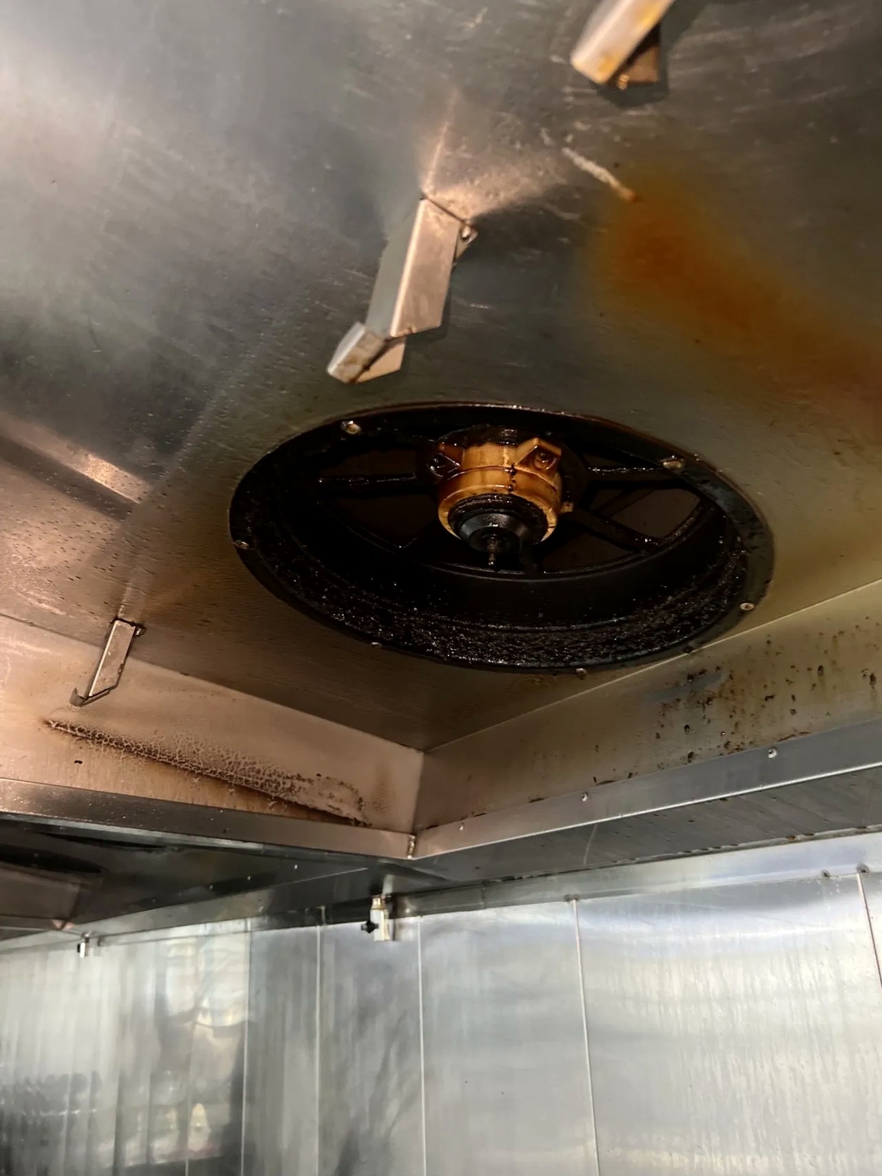 洛阳中餐厅排烟管道清洗多少钱 - 清洗前 - 郑州天得一国家一级资质团队作业实拍