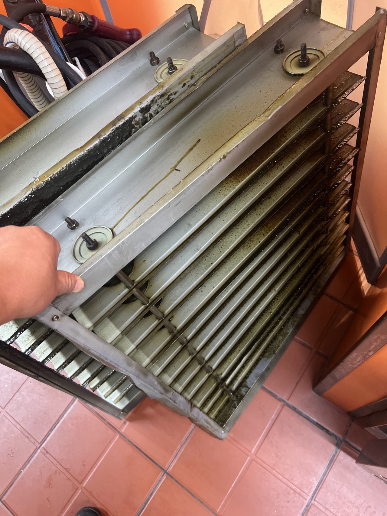 南阳部队食堂风机清洗收费标准 - 清洗前 - 郑州天得一国家一级资质团队作业实拍