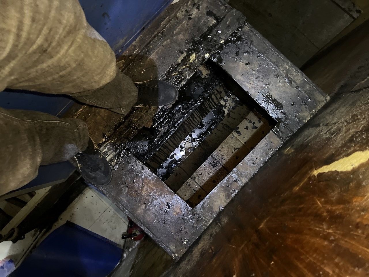 专业解读：单位食堂排烟风机清洗排烟不畅解决 - 清洗前 - 郑州天得一国家一级资质团队作业实拍