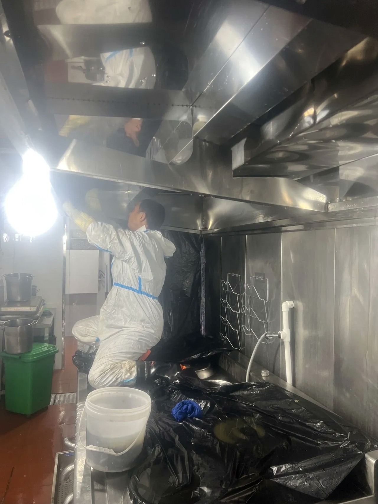 洛阳大学食堂油烟管道清洗公司推荐 - 清洗前 - 郑州天得一国家一级资质团队作业实拍