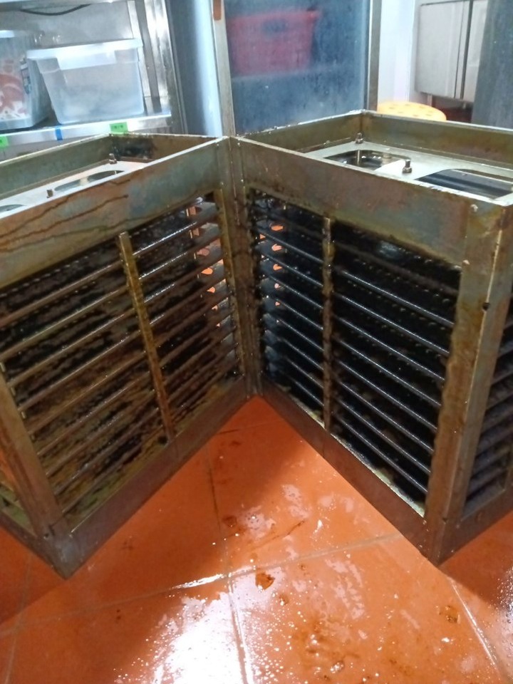 三门峡养老院食堂静电油烟净化器清洗清洗方案 - 清洗前 - 郑州天得一国家一级资质团队作业实拍