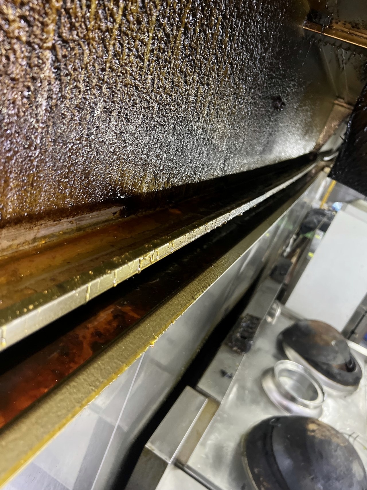 商用排烟风机清洗清洗标准详解 - 清洗前 - 郑州天得一国家一级资质团队作业实拍