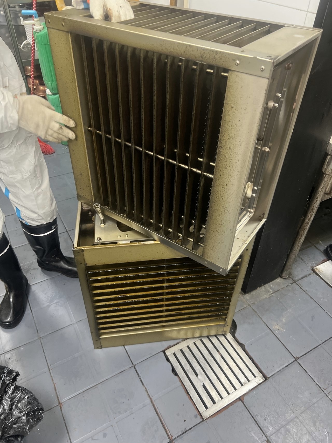 焦作企业食堂商用油烟机清洗收费标准 - 清洗前 - 郑州天得一国家一级资质团队作业实拍