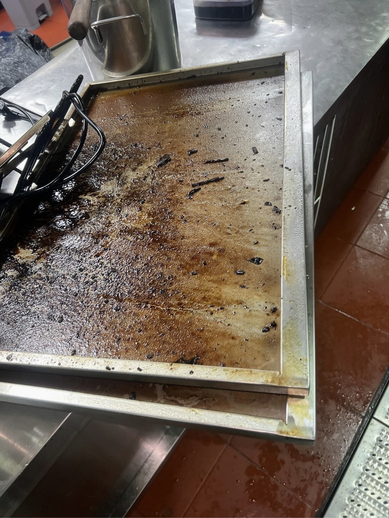 信阳企业食堂排烟风机清洗公司推荐 - 清洗前 - 郑州天得一国家一级资质团队作业实拍