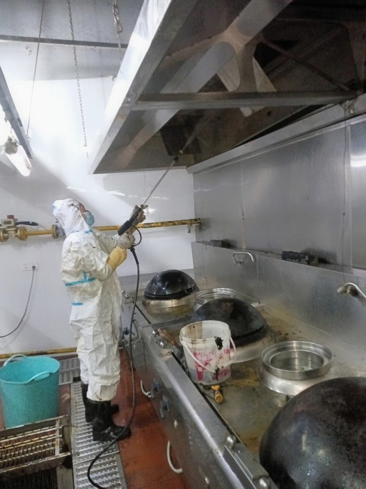 开封大学食堂集烟罩清洗怎么收费 - 清洗前 - 郑州天得一国家一级资质团队作业实拍