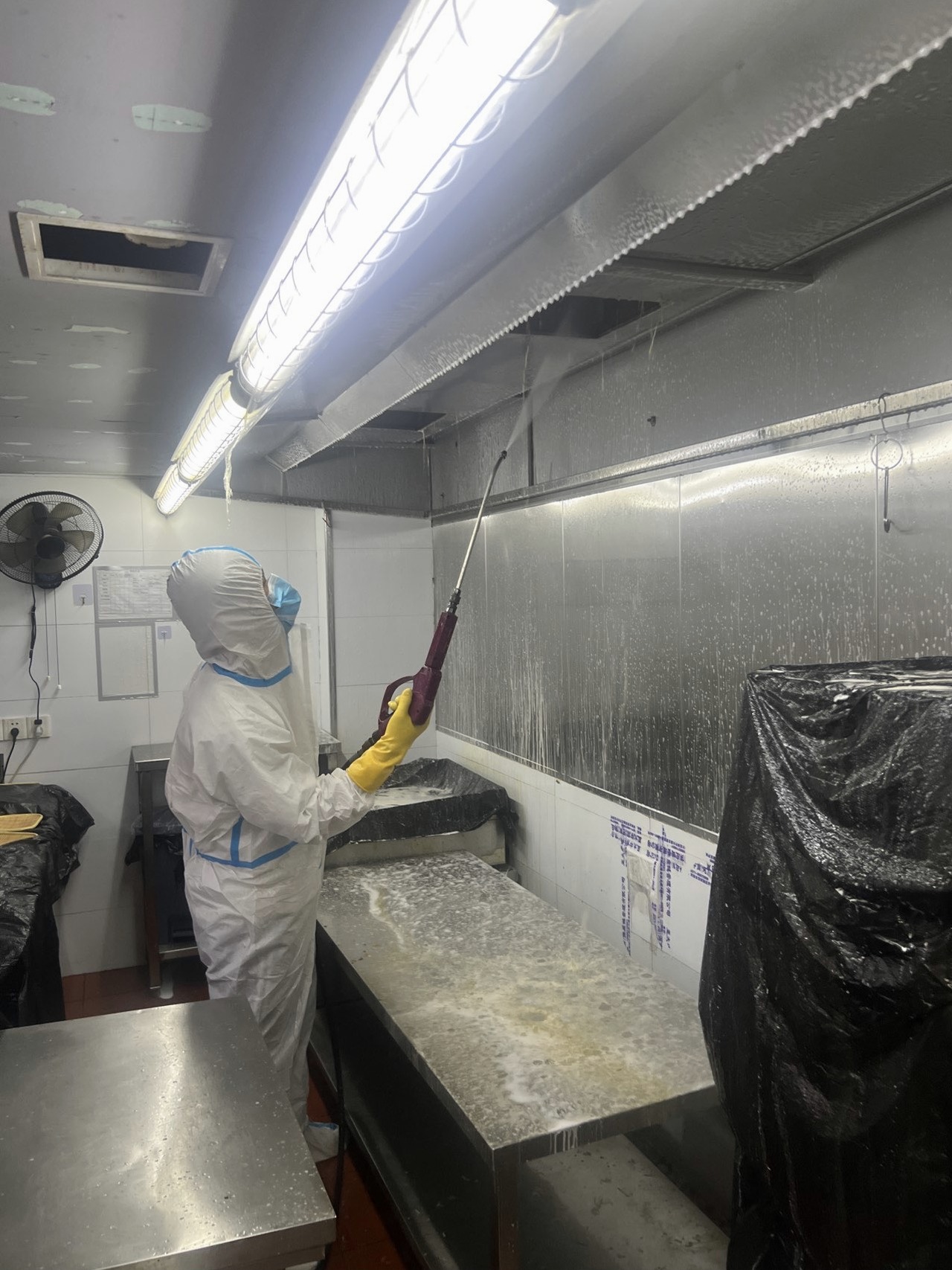 驻马店美食城集烟罩清洗公司推荐 - 清洗前 - 郑州天得一国家一级资质团队作业实拍