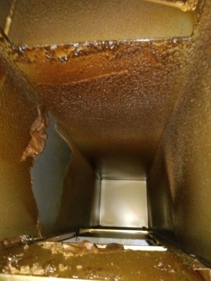 专业解读：医院食堂商用厨房清洗排烟不畅解决 - 清洗前 - 郑州天得一国家一级资质团队作业实拍
