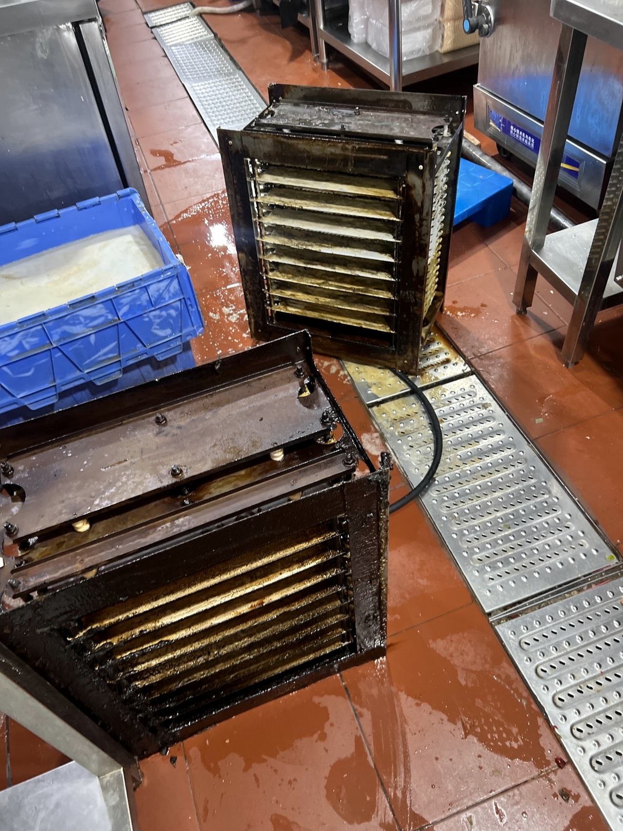 驻马店单位食堂排烟风机清洗收费标准 - 清洗前 - 郑州天得一国家一级资质团队作业实拍