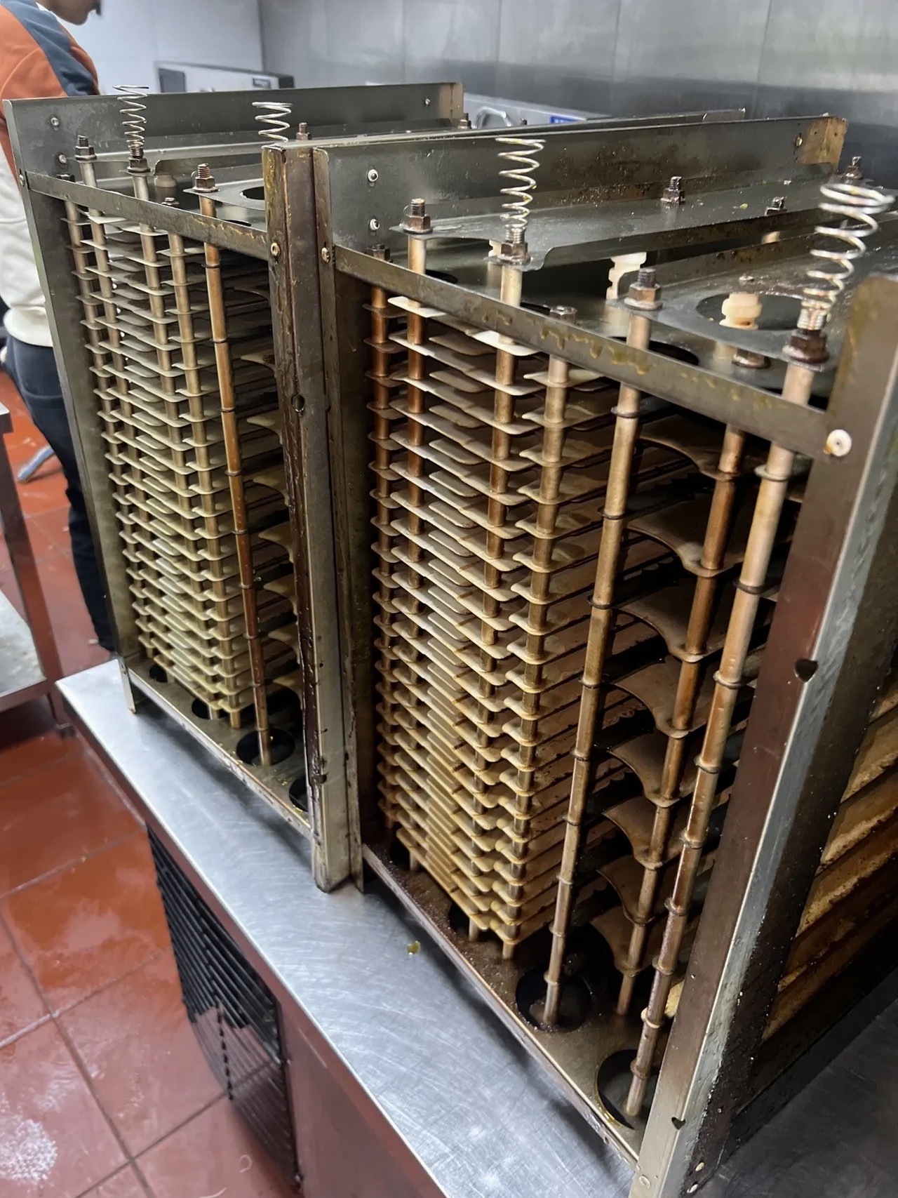 周口配餐中心油烟净化器清洗电话 - 清洗前 - 郑州天得一国家一级资质团队作业实拍